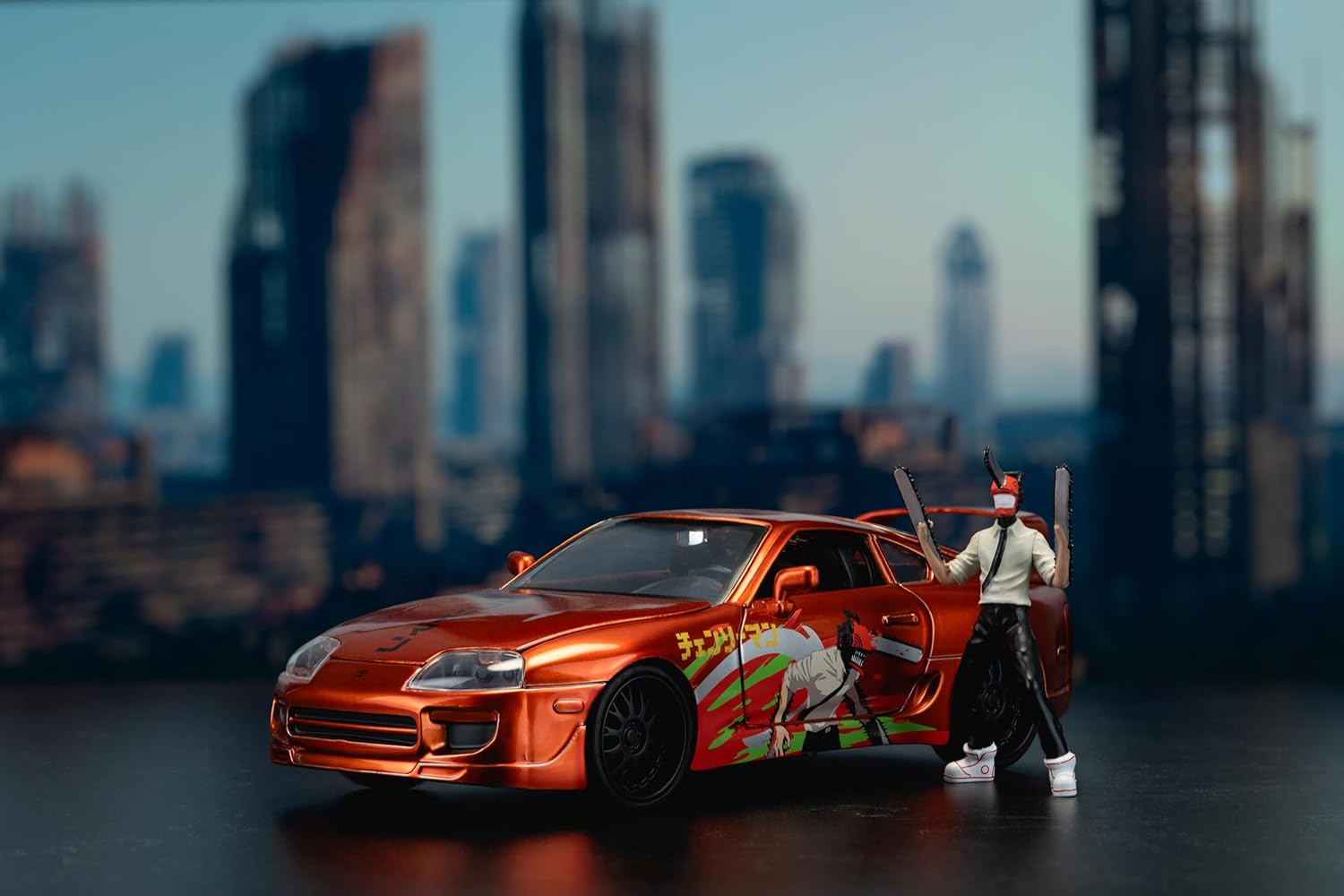 Jada Toys Chainsaw Man Auto Toyota Supra 1995 (20 cm) mit Chainsaw Man Figur (7 cm) - Modellauto mit Teilen zum Öffnen, Spielzeug-Set aus Metall für Fans und Sammler ab 8 Jahre
