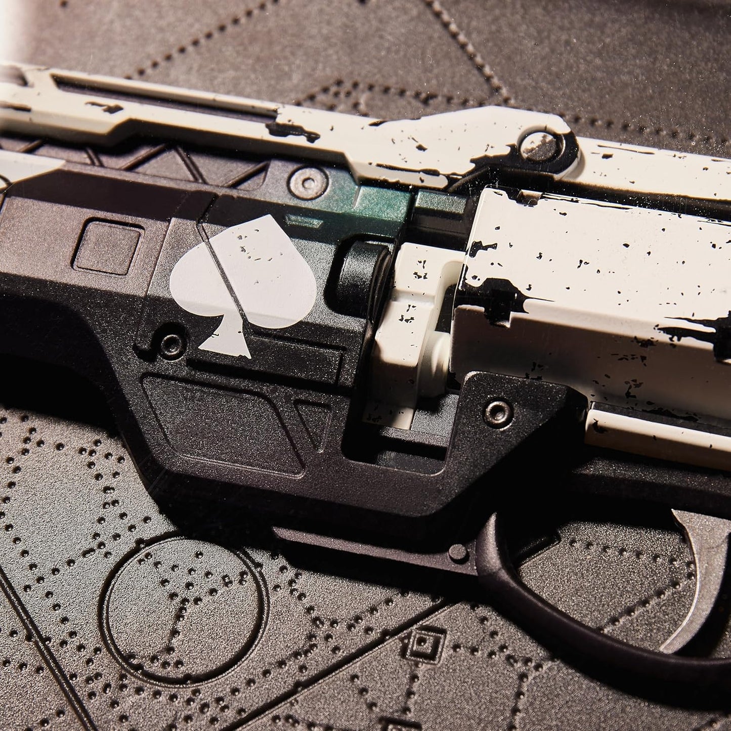 Numskull Statua da Collezione Limited Edition – Destiny Ace of Spades – Replica dell’Arma Esotica 30x17 cm – Merchandise Ufficiale Destiny