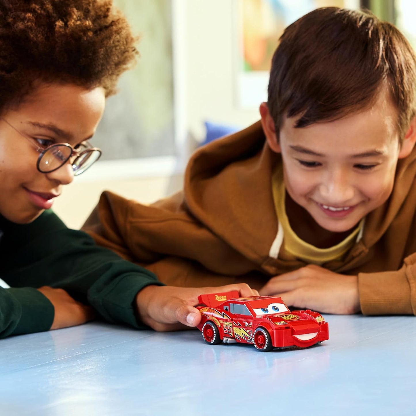 LEGO Speed Champions Saetta McQueen - Macchina da Corsa Giocattolo - Kit di Modellismo da Collezione - Idea Regalo Disney per Bambini e Bambine da 9 Anni in su Fan del Film Pixar Cars - 77255