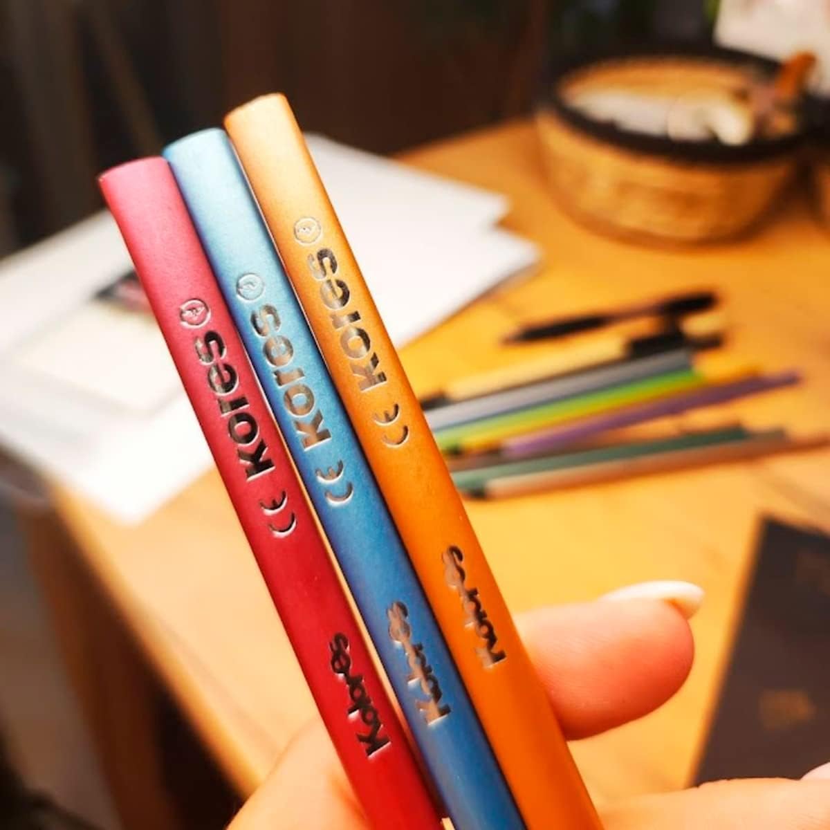 Kores - Kolores Style Metallic: 12 zwart hout kleurpotloden voor kinderen, beginners en volwassenen, metallic tinten voor donkere, ambachtelijke en witpapier, set van 12 verschillende metallic kleuren