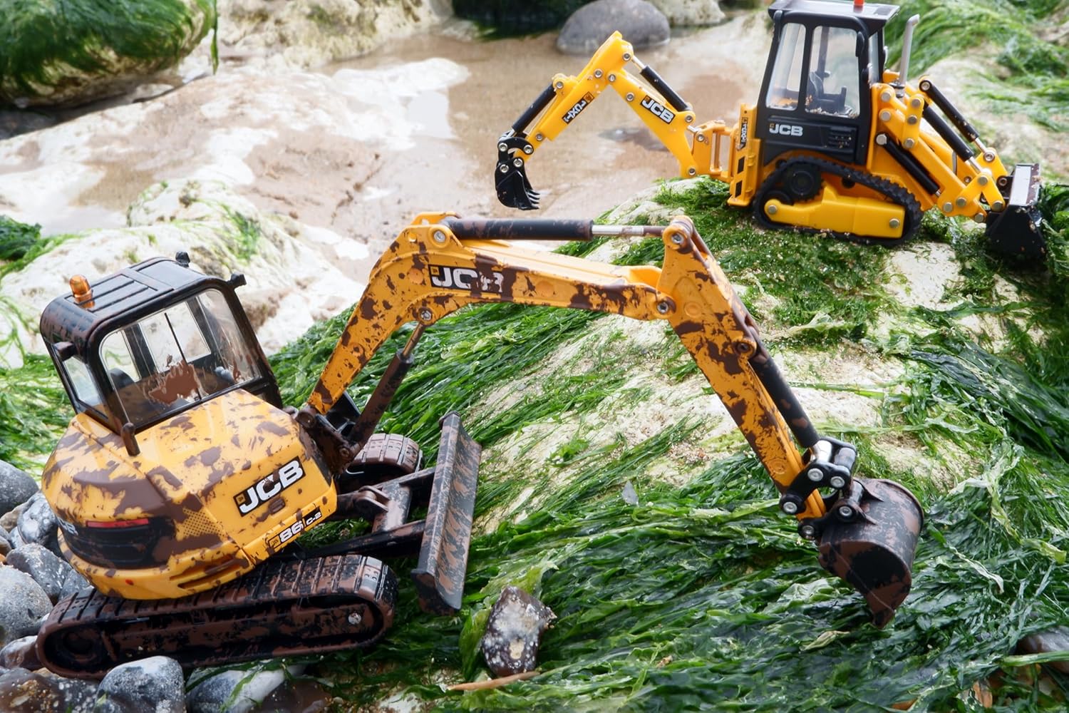 Britains 1:32 JCB Muddy Midi Excavator 86C-2, Collectable Tractor Toy for Farm Set, Tractor Toys Compatible with 1:32 Scale Farm Animals and Toys, Suitable for Collectors & Children from 3 Years