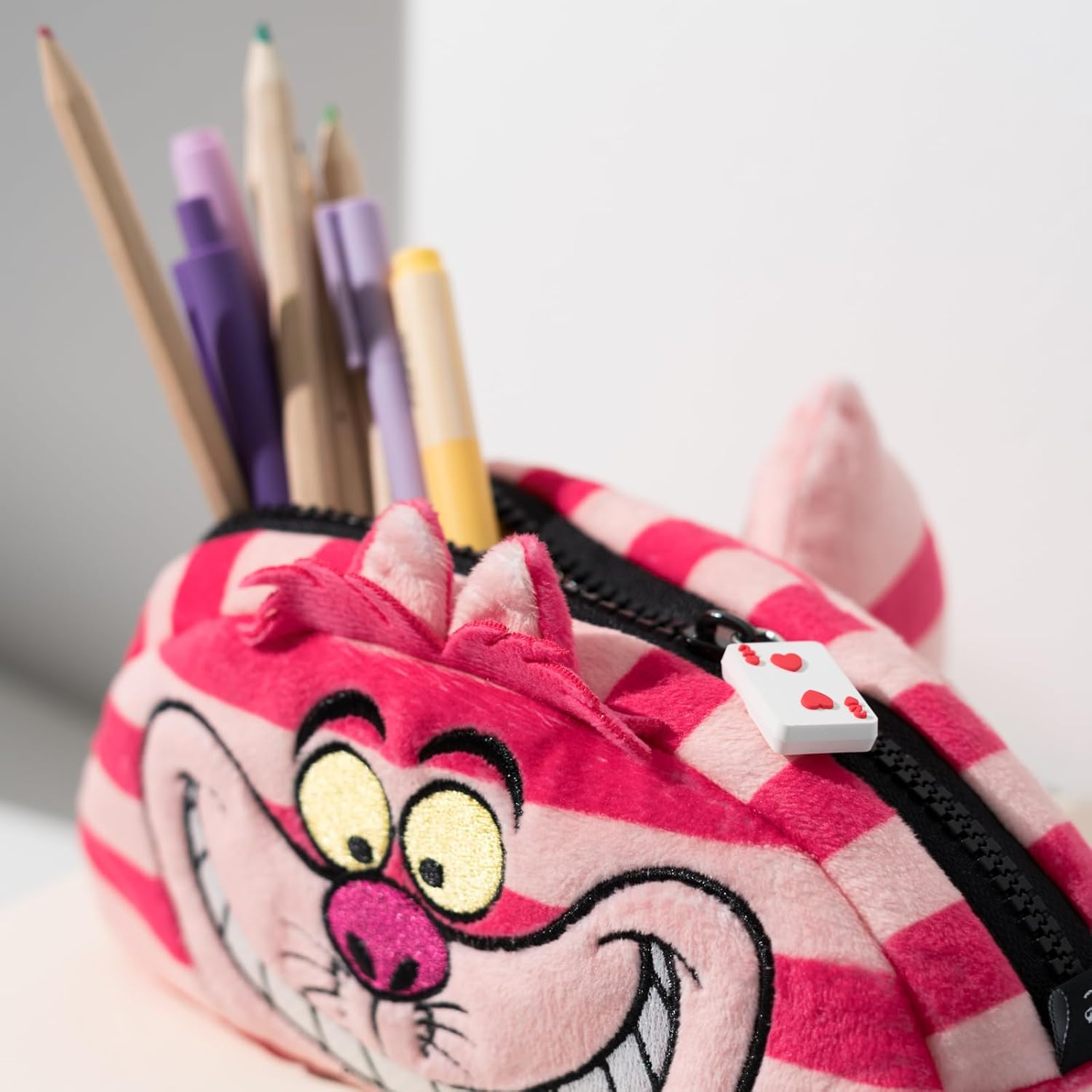 Grupo Erik Astuccio Alice nel Paese delle Meraviglie - Astuccio Scuola Piccolo Portapenne con Cerniera e Grafiche Ricamate in Peluche | Back to School: Cancelleria Bambina e Bambino (20 x 9 x 5cm