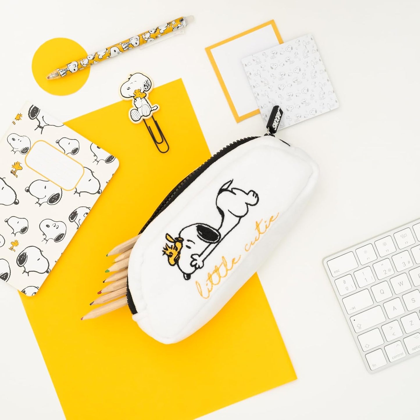 Grupo Erik Astuccio Snoopy Peanuts - Astuccio Scuola Piccolo Portapenne con Cerniera e Grafiche Ricamate in Peluche | Back to School: Cancelleria Bambina e Bambino, Regalo Snoopy (20 x 9 x 5cm