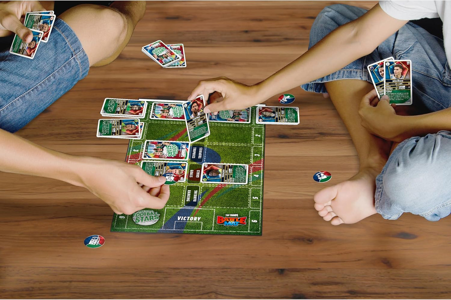 Top Trumps World Football Stars Battle Mat Card Game, Play with your favourite Football players including Cristiano Ronaldo, Lionel Messi and Harry Kane, gift and toy for boys and girls aged 6 plus