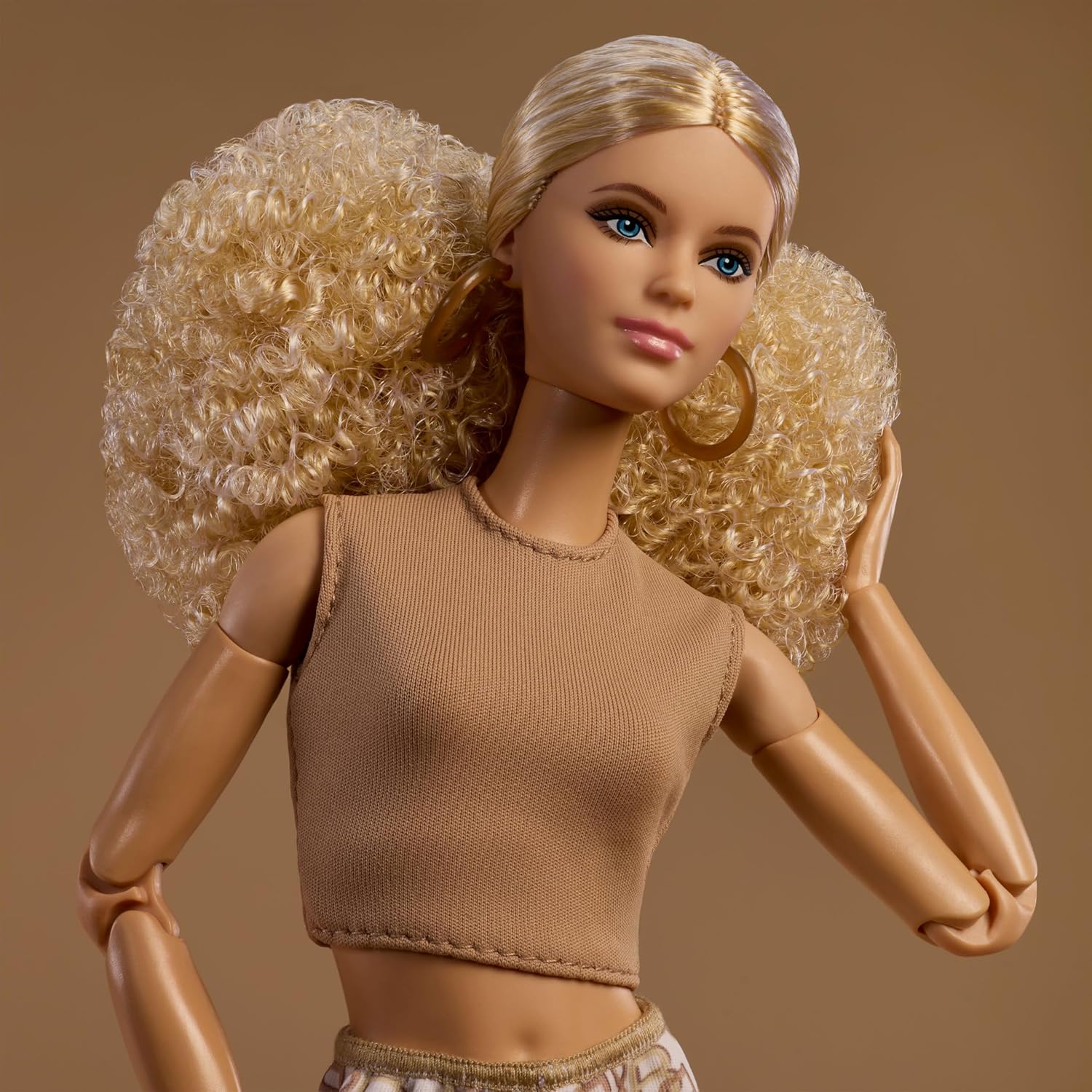 Barbie Basics Model Collector Fashion Doll 07 mit blonden Haaren und weißer Hose mit Aufdruck, universell passender Mode und beweglichem Körper, JJX26