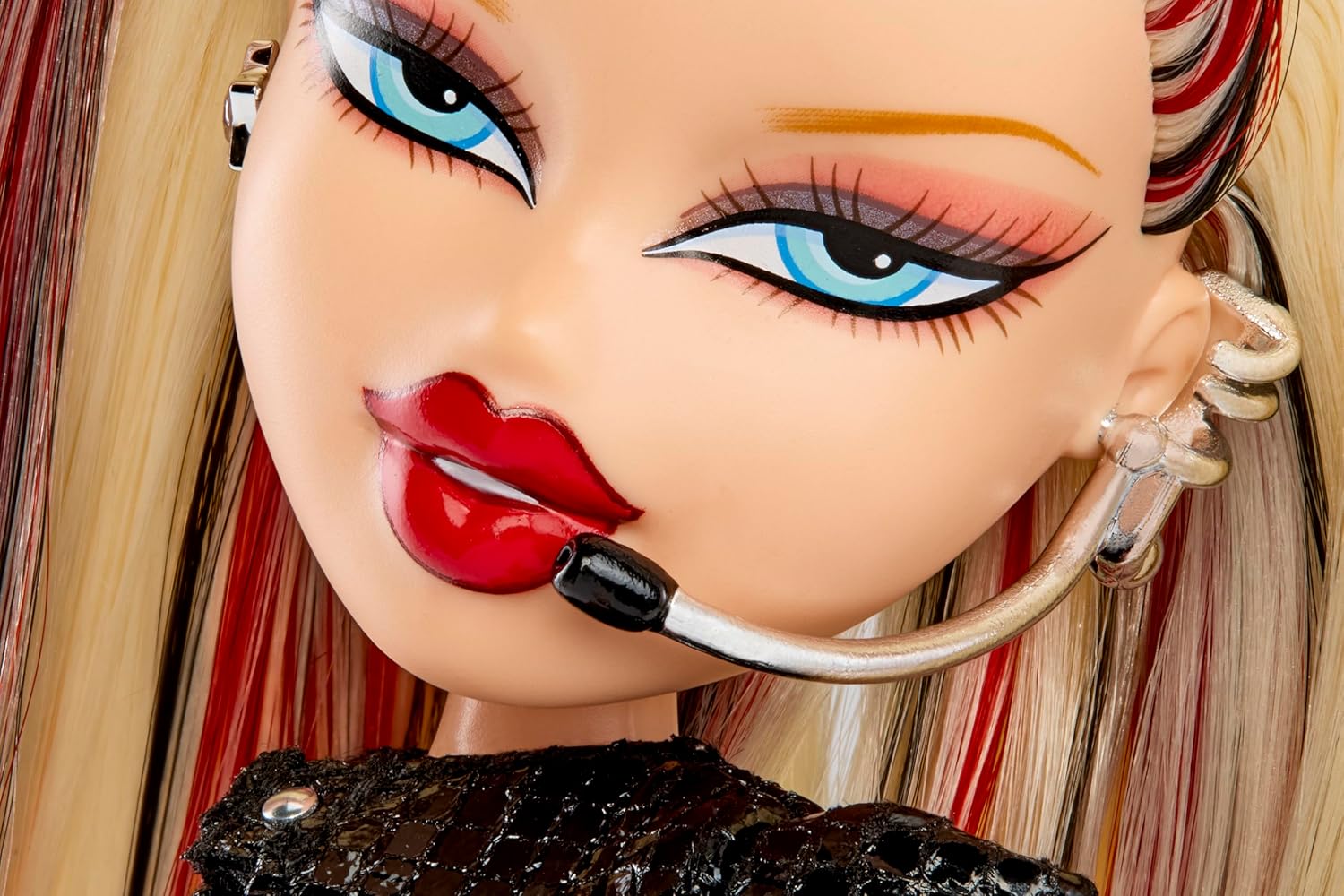 Bratz Pop Starz Cloe - Fashion Doll with Collectable Charm, Outfit and Music Accessories