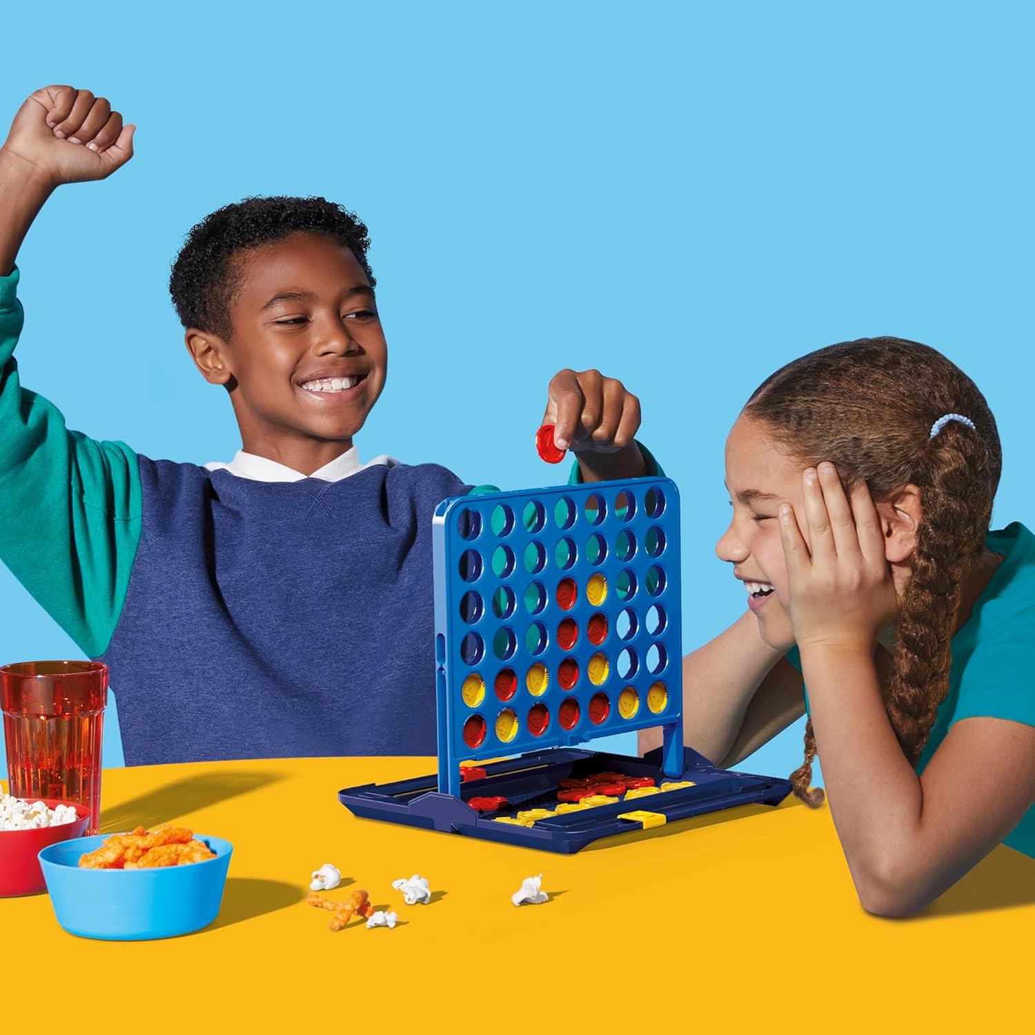 Official Hasbro games, 4 on a Row game (2025 edition) | All-in-one storage, carrying case, scoretracker | Age 6+ | 2 players | Family games for children - English version