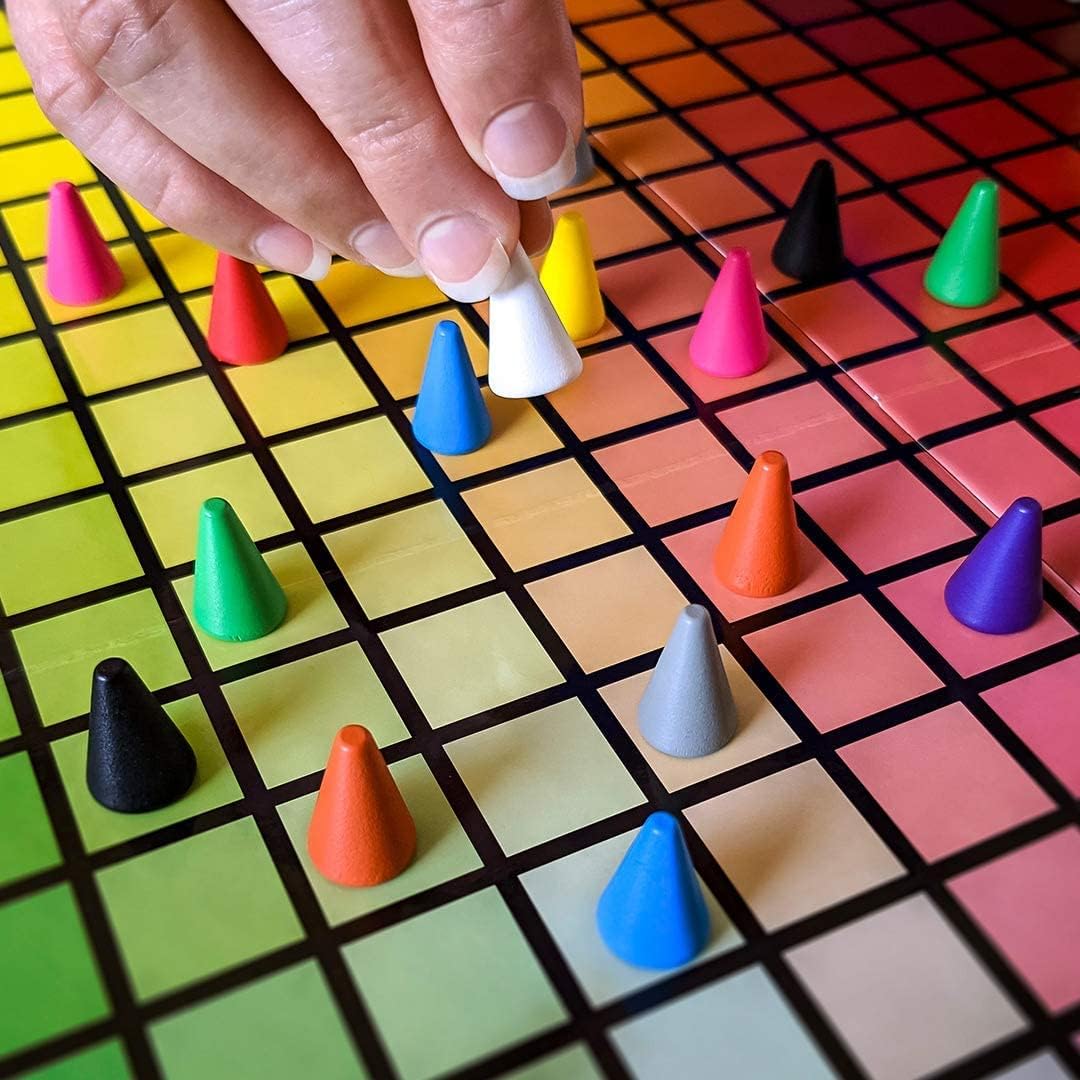 The OP Usaopoly | Hues and Cues Multilingual Meertalig Bordspel voor het Hele Gezin | Partyspel voor 3-10 Spelers | Levendig Kleurraden | Verbind Hints van 480 Kleuren Vierkanten