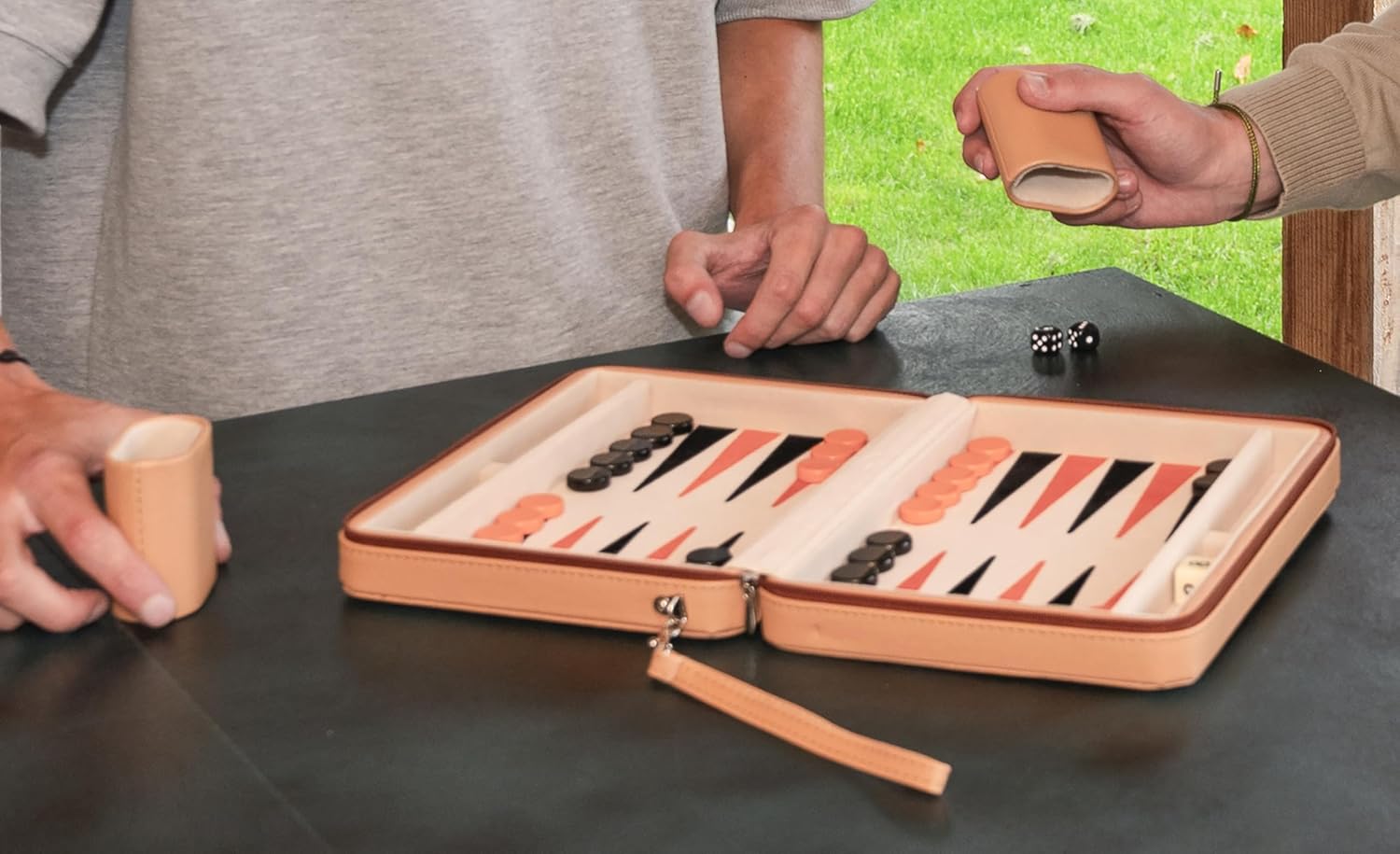 Engelhart – 250501 – Deluxe Reisspel Backgammon 9 Inch – Beige Ritssluiting – Vilten Binnenkant – Beige, Oranje, Zwart