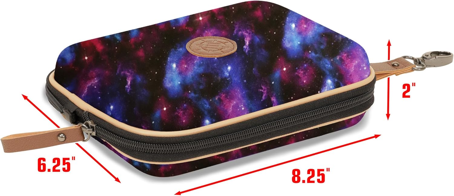 ENHANCE Designer Edition Würfeltablett – Würfel-Case & Würfelhalter für 28+ Würfel mit robuster Eva-Schale & Schutz – Würfelbrett mit herausnehmbarem Halter für DND & andere RPG Spiele (Galaxis
