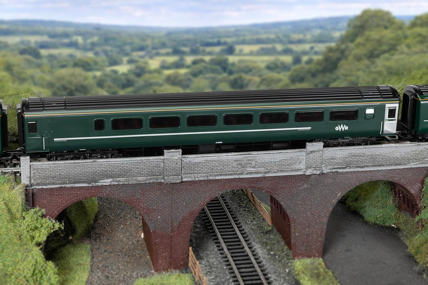 Hornby R40554 RailRoad: GWR - Mk3 - TGS - 44086 Model Railway Passenger Coach