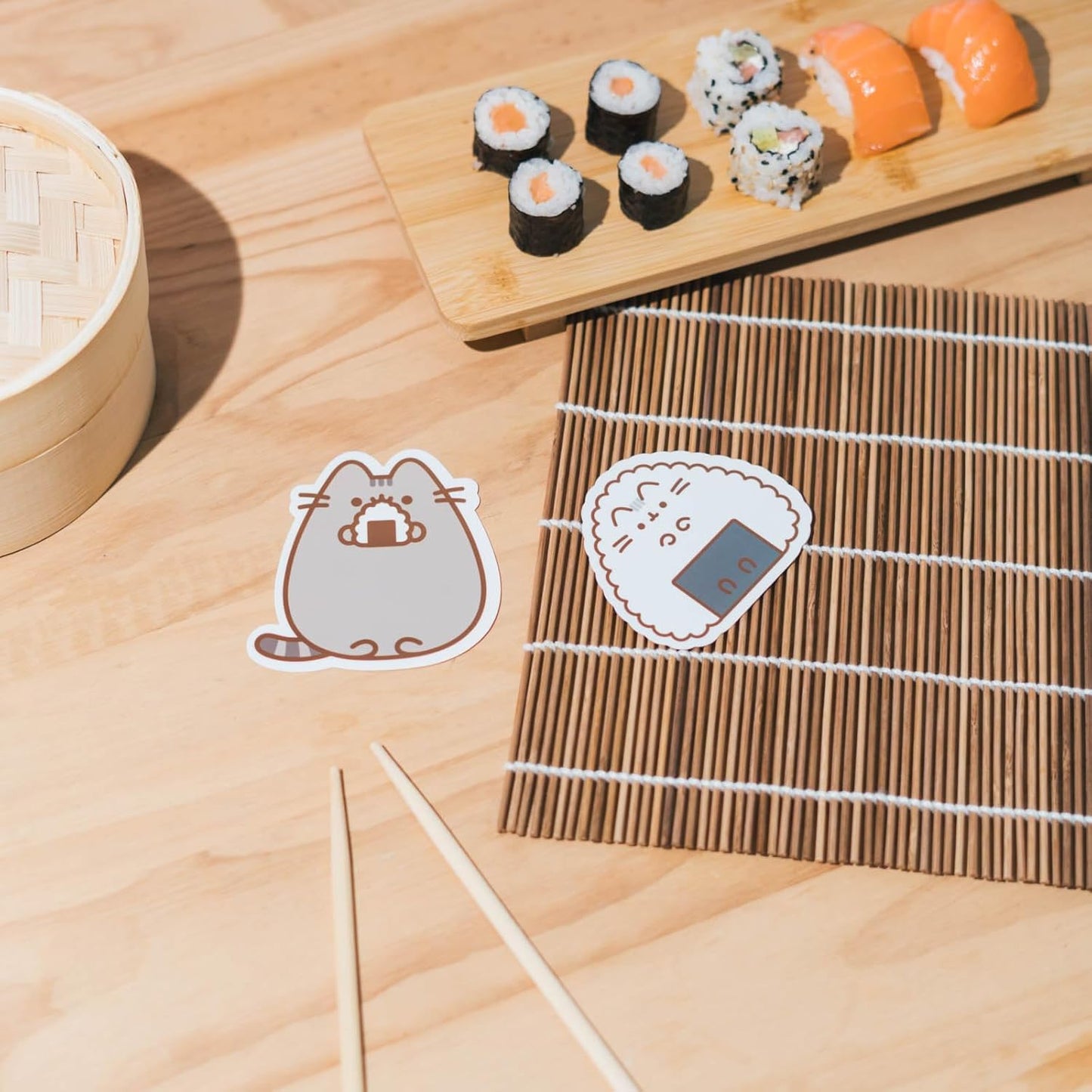 Grupo Erik Set 2 Stickers Pusheen Sushi Roll - Adesivi in Vinile Sagomati Kawaii per Laptop, Borraccia e Cellulare | Decorazioni Resistenti