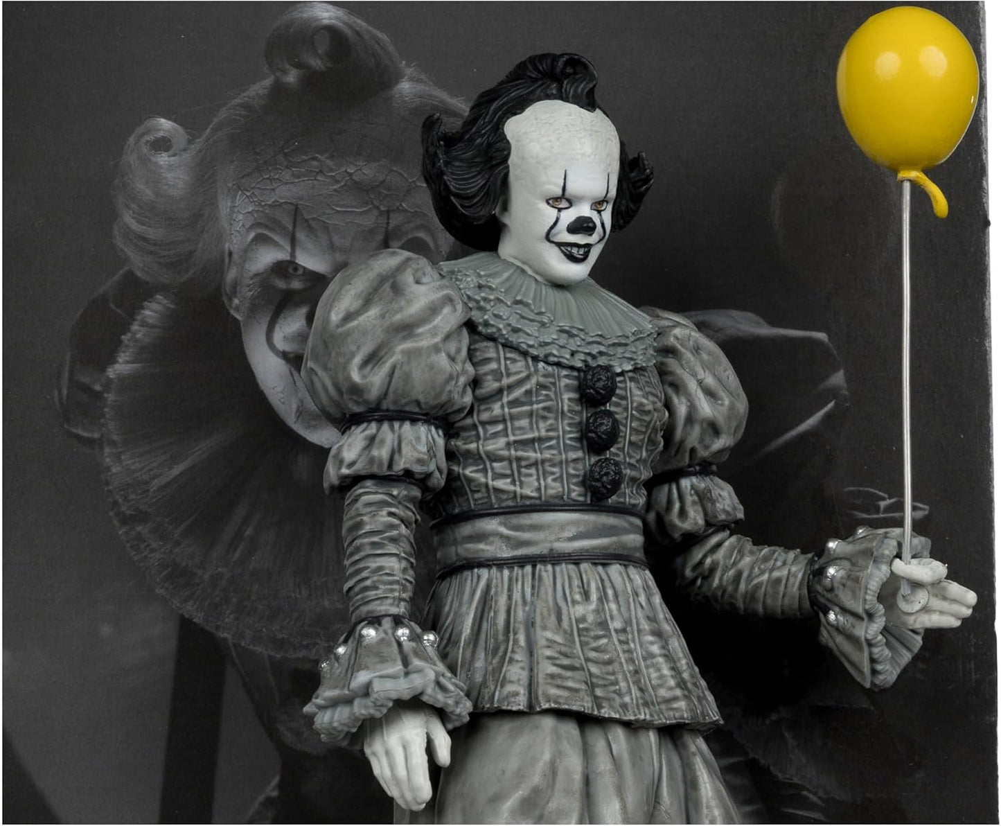 McFarlane Es Welcome to Derry Movie Maniacs Figur Pennywise (Black & White) 16 cm