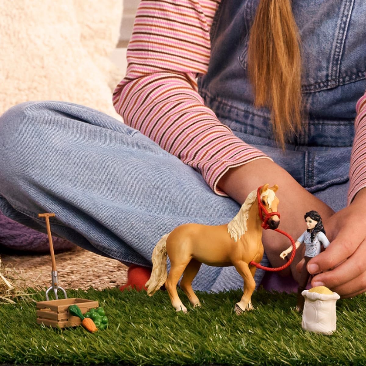 schleich Horse Club | Emily's Pflege Set 42797 | Pferde Spielset mit Pferd, beweglicher Emily Figur und Zubehör | Geschenk für Mädchen und Jungen | Spielzeug ab 5 Jahren | Set aus 15 Teilen