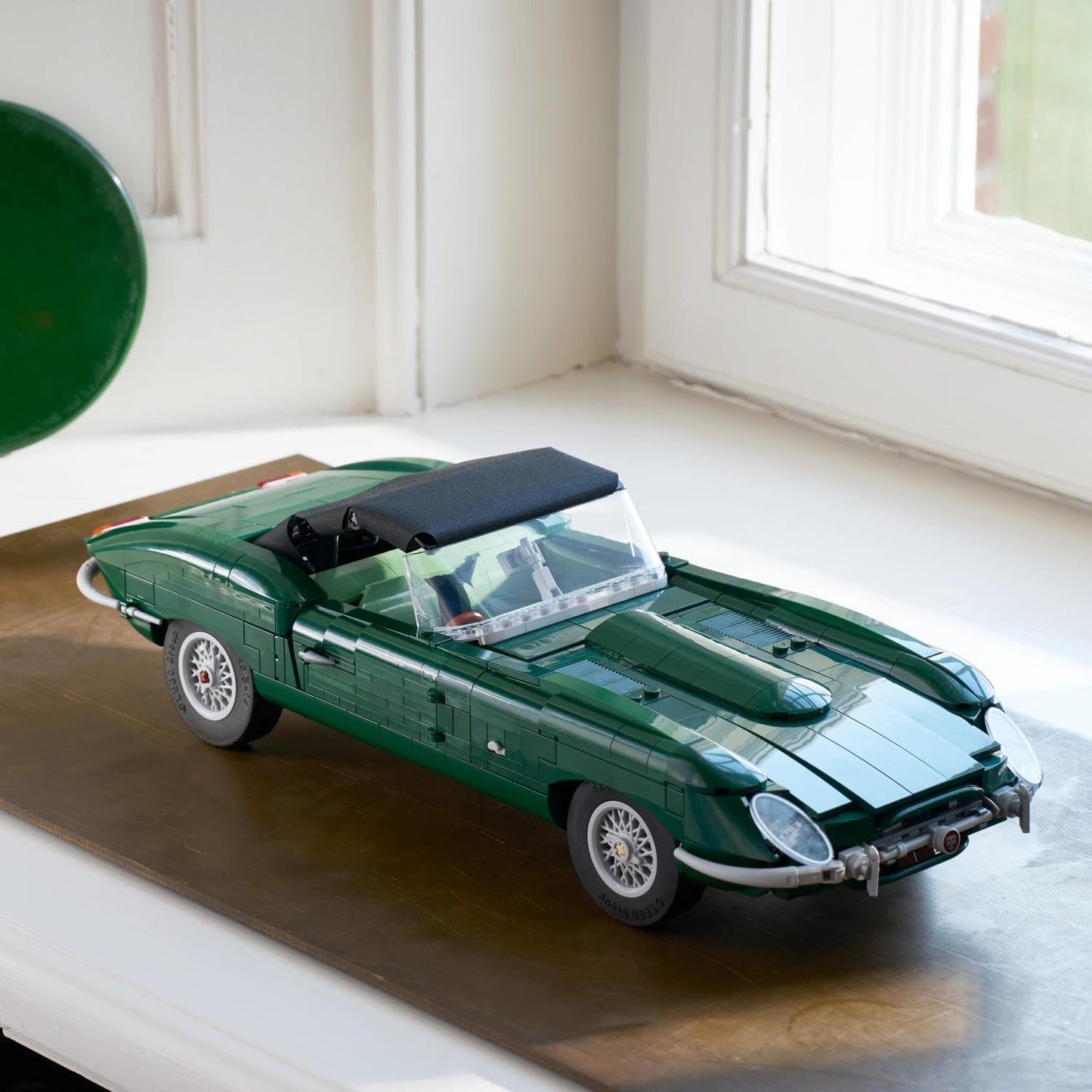 LEGO Icons Jaguar E-Type - Auto Bouwpakket voor Volwassenen - Sportauto met Gedetailleerde Motor, Cockpit en Accessoires - Woondecoratie en Kantoor Decoratie - Cadeau voor Mannen en Vrouwen - 11381