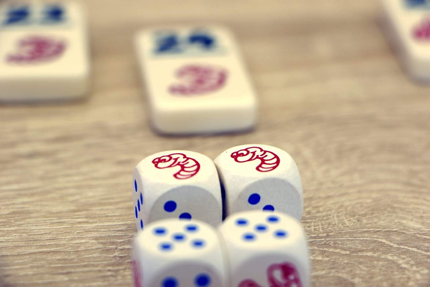 999 Games - Regenwormen Dobbelspel - Basisspel vanaf 8 jaar - Een van de beste spellen van 2006 - Reiner Knizia - Push your luck - voor 2 tot 7 spelers - 999-RGW01