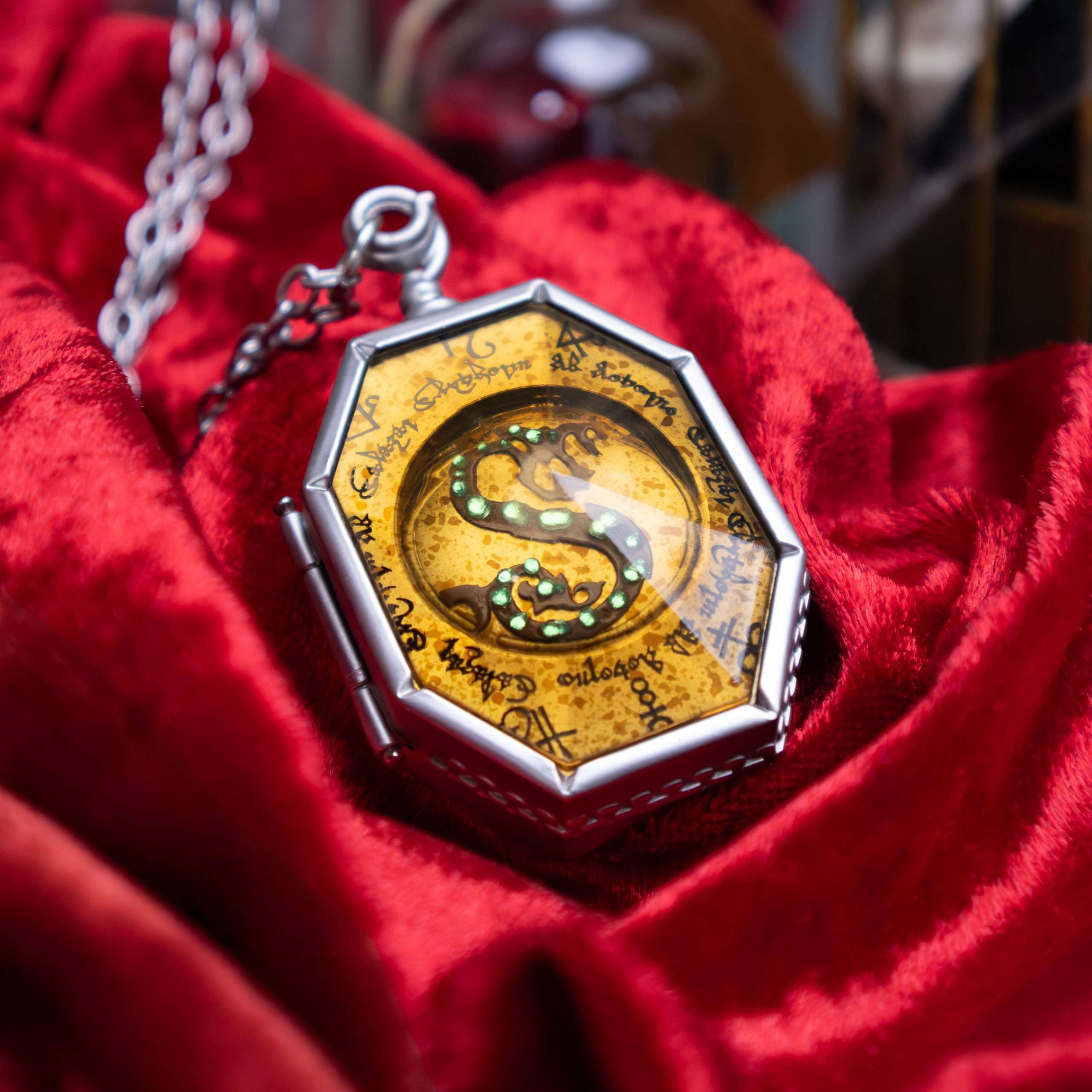The Noble Collection Harry Potter The Horcrux Locket - 1.8in (4.5cm) Locket on Chain with Wooden Display Case - Officially Licensed Film Movie Props Gifts Jewellery