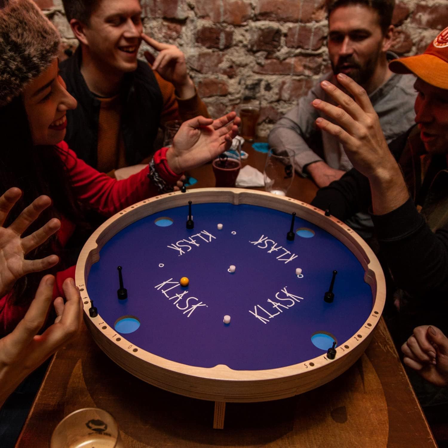 KLASK - Preisgekröntes Geschicklichkeitsspiel für 2, 4 Spieler - Brettspiel für Familie, Erwachsene und Kinder - Magnetspiel aus Holz ab 8 Jahren (Ersatzteile