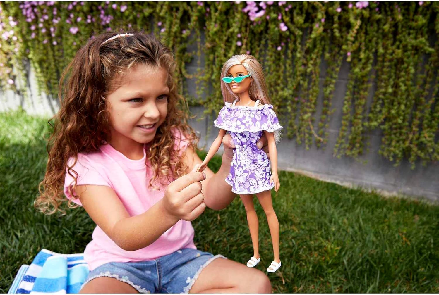 Barbie Loves The Ocean Beach-Themed Doll (11.5-inch Blonde), Made from Recycled Plastics, Wearing Fashion & Accessories, Gift for 3 to 7 Year Olds