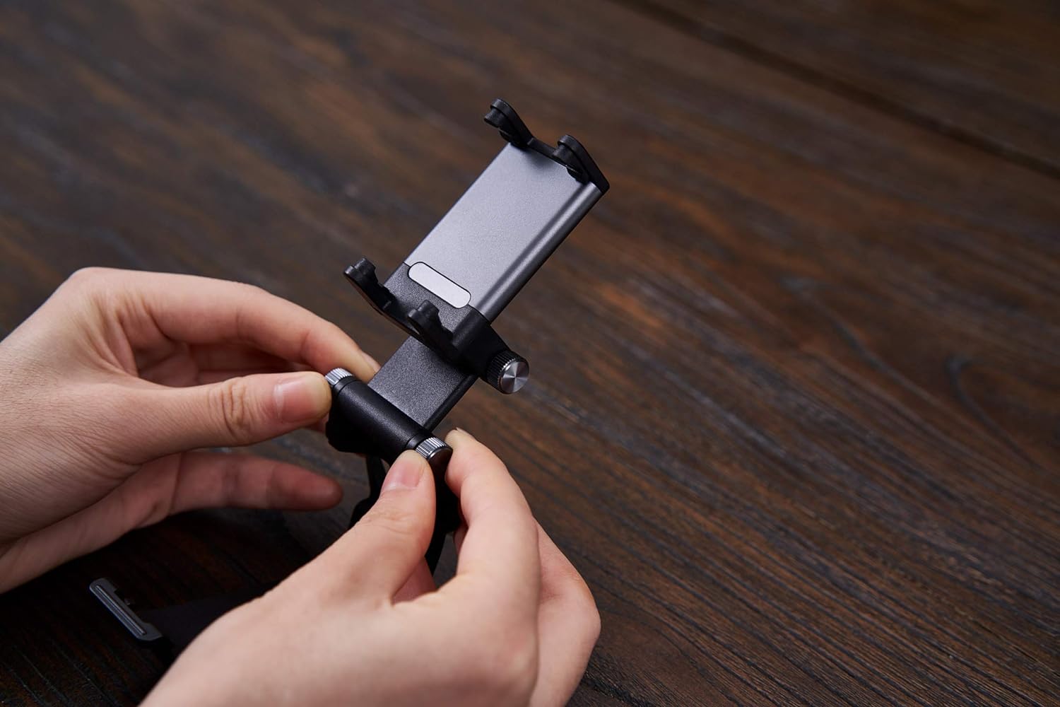 8BitDo Mobile Gaming Clip for Xbox Controllers