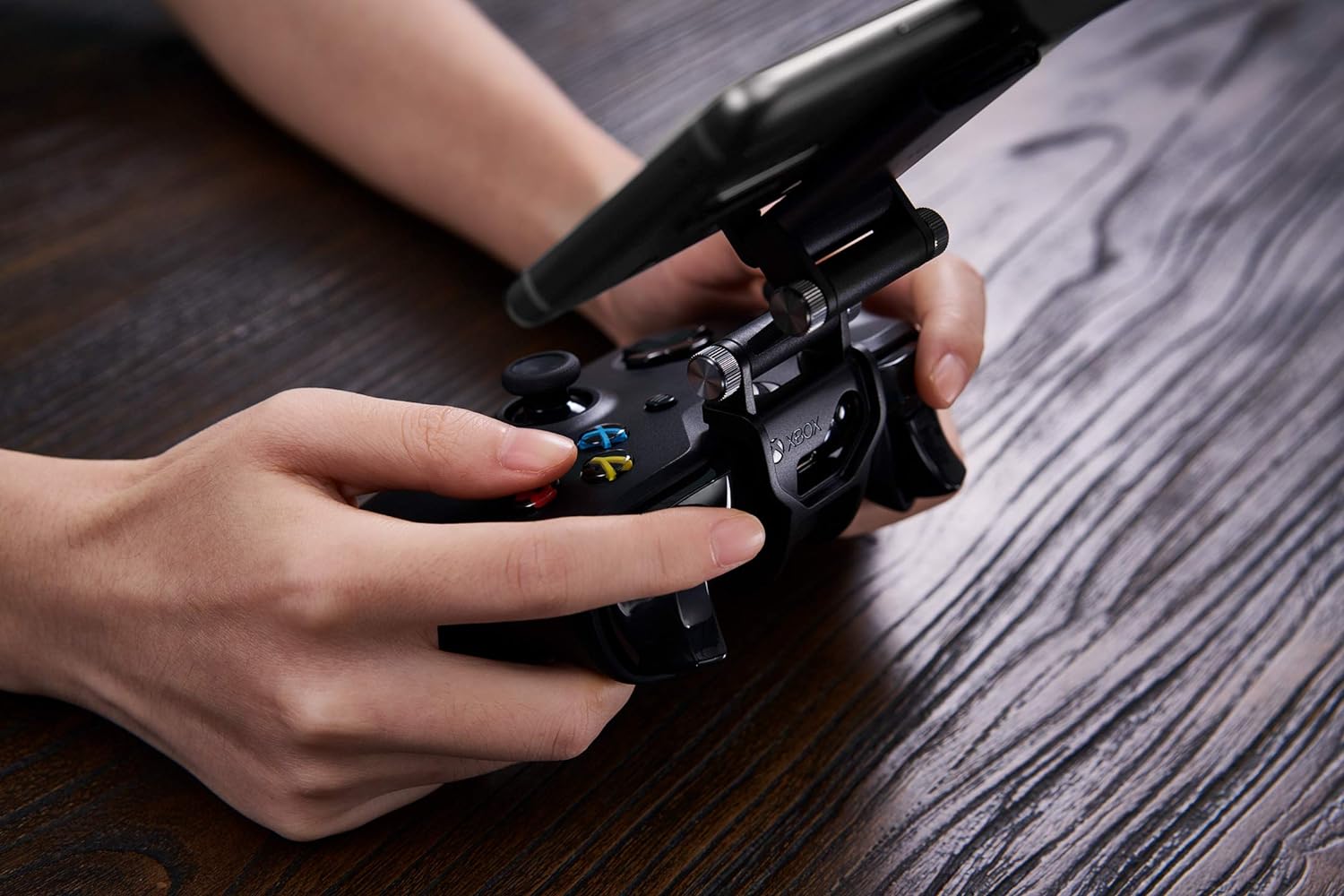 8BitDo Mobile Gaming Clip for Xbox Controllers