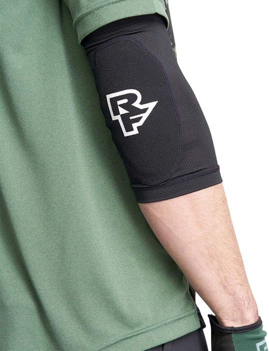 Race Face Charge Elbow Guard Stealth 2020 XS