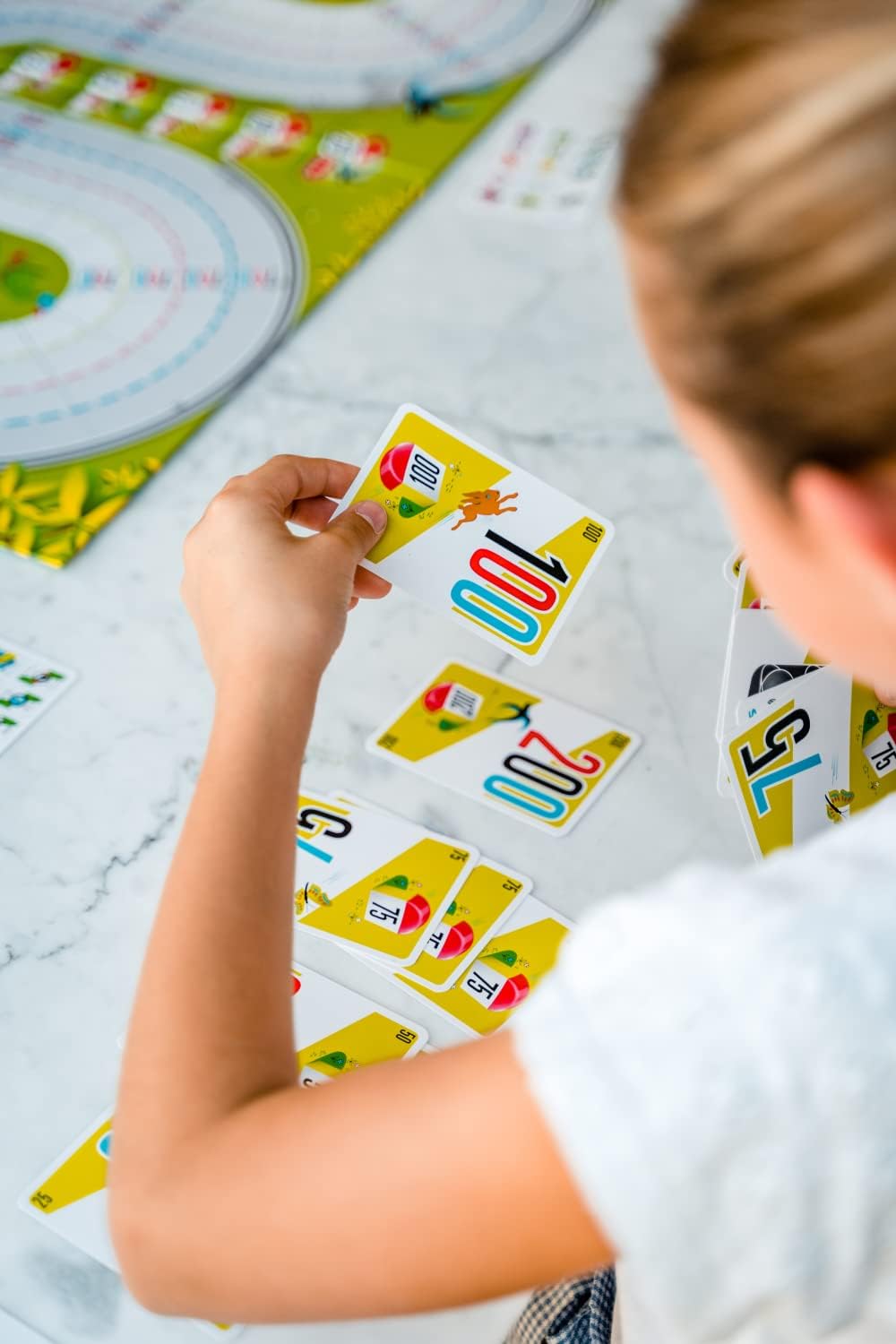 JUMBO 19900 1000KM bordspel - Familiespel - Nederlandse editie - voor 2 tot 4 spelers vanaf 5 jaar - Gezelschapsspel voor kinderen