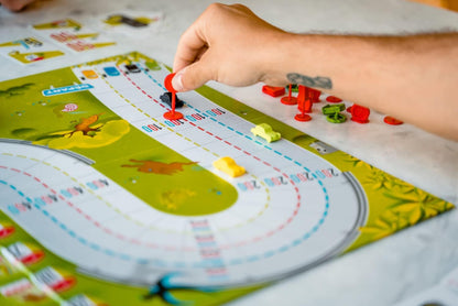 JUMBO 19900 1000KM bordspel - Familiespel - Nederlandse editie - voor 2 tot 4 spelers vanaf 5 jaar - Gezelschapsspel voor kinderen