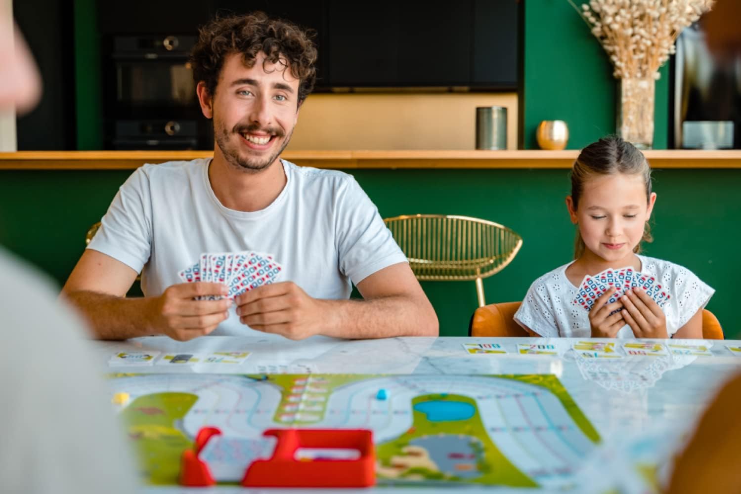 JUMBO 19900 1000KM bordspel - Familiespel - Nederlandse editie - voor 2 tot 4 spelers vanaf 5 jaar - Gezelschapsspel voor kinderen