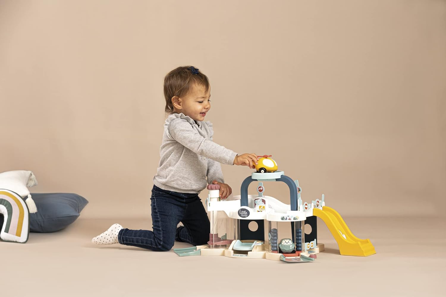 Smoby- Little Smoby Mi Primer Garaje, Incluye 1 Coche y Múltiples Funciones, Elevador, Apto a Partir de 18 Meses (7600140202