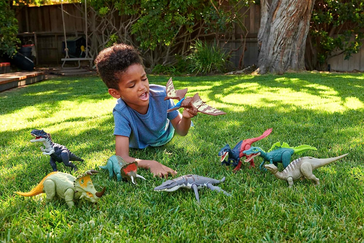 Jurassic World Dominion Massive Action Ampelosaurus Dinosaur Action Figur & Dominion Roar Strikers Ichthyovenator Dinosaur Action Figure, Roaring Sound, Chomp Attack, Physical & Digital Play