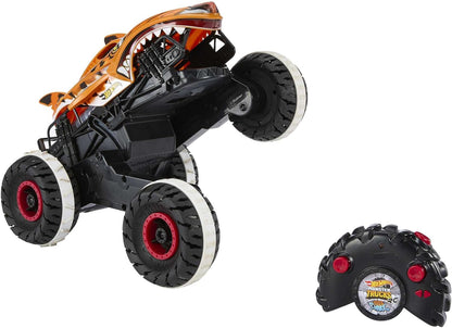 Hot Wheels Ferngesteuertes Auto Tiger Shark, Monstertruck, mit 'Terrain Stomp' Technologie für tierähnliche Bewegungen, Wheelie Modus für Drehen auf 2 Rädern, Spielzeug ab 4 Jahre, HGV87