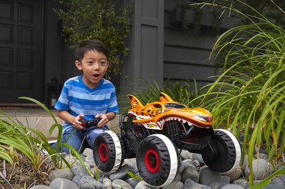Hot Wheels Ferngesteuertes Auto Tiger Shark, Monstertruck, mit 'Terrain Stomp' Technologie für tierähnliche Bewegungen, Wheelie Modus für Drehen auf 2 Rädern, Spielzeug ab 4 Jahre, HGV87