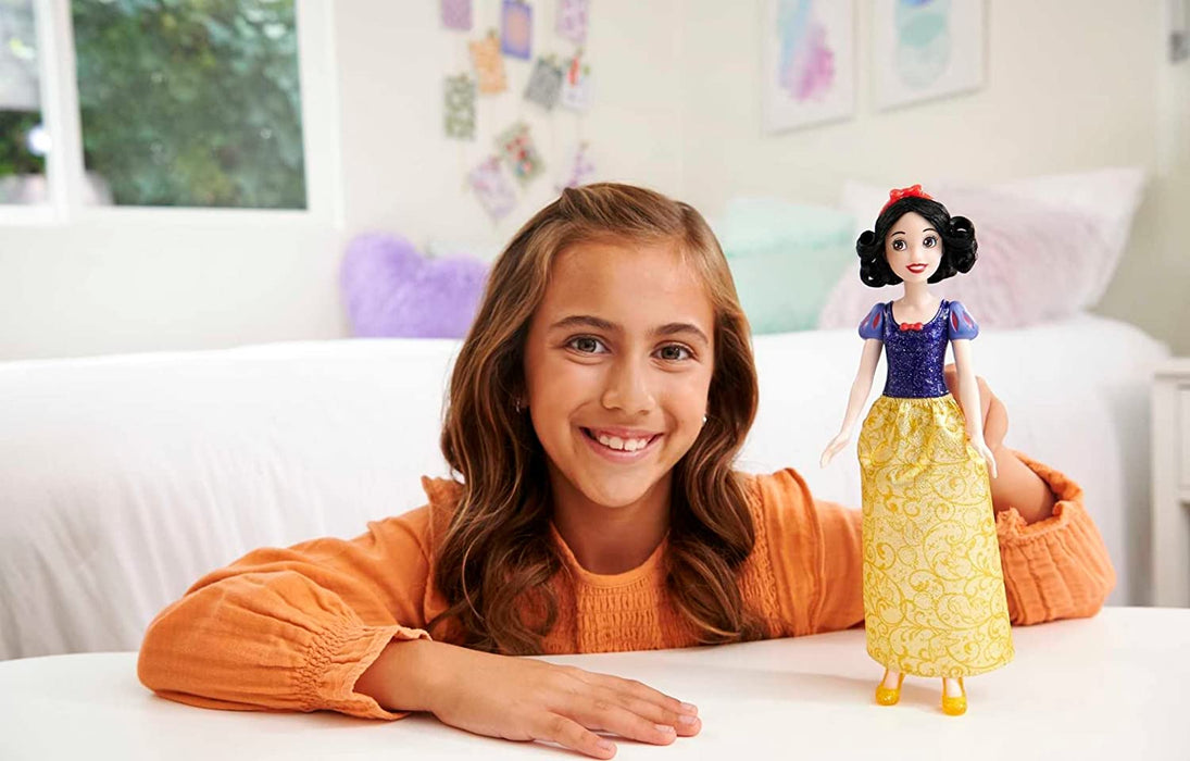 Mattel Disney Prinzessin-Spielzeug, bewegliche Schneewittchen-Modepuppe mit glitzernder Kleidung und Accessoires, inspiriert vom Disney-Film, Geschenk für Kinder, HLW08