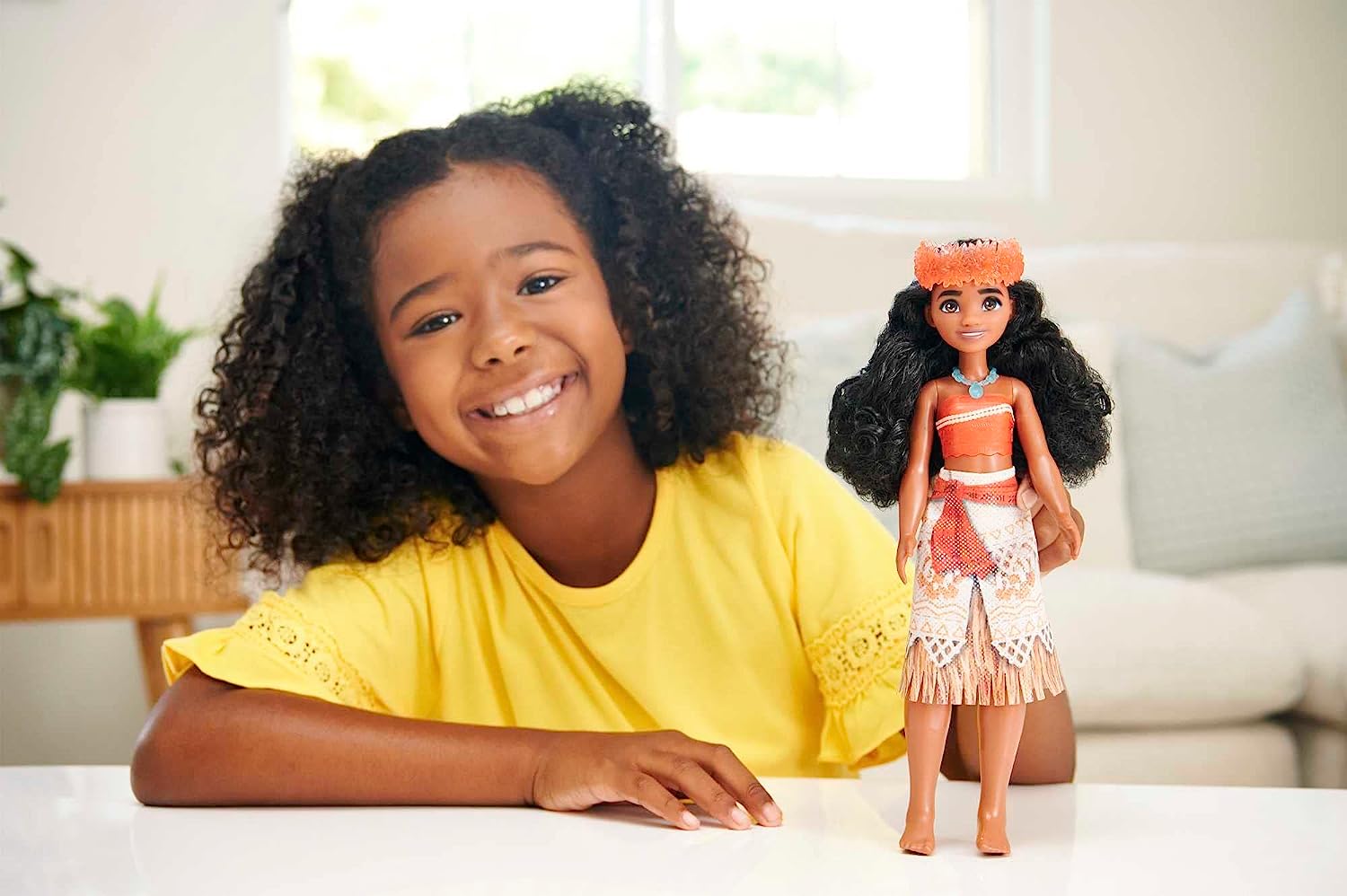Mattel Disney Princess Dolls, Moana Posable Fashion Doll mit funkelnder Kleidung und Zubehör, Disney Movie Toys, HLW05