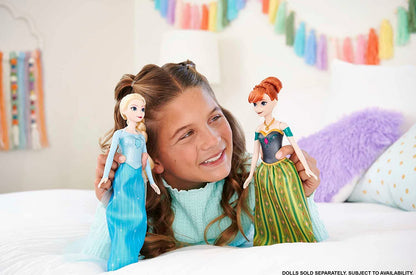 Disney La Reine des Neiges Poupée Anna Chantante, Tenue du Film Inclue, Version Anglaise, À Collectionner, Jouet pour Enfant de 3 Ans et Plus, HLW56