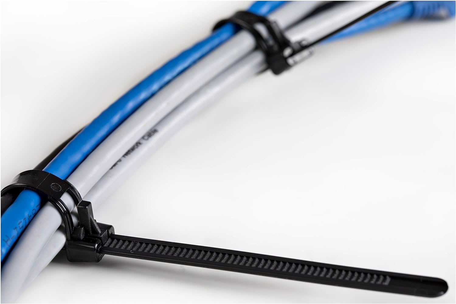 StarTech.com 6"(15cm) Reusable Cable Ties - 1/4"(7mm) wide, 1-3/8"(35mm) Bundle Dia. 50lb(22kg) Tensile Strength, Releasable Nylon Ties, Indoor/Outdoor, 94V-2/UL Listed, 100 Pack
