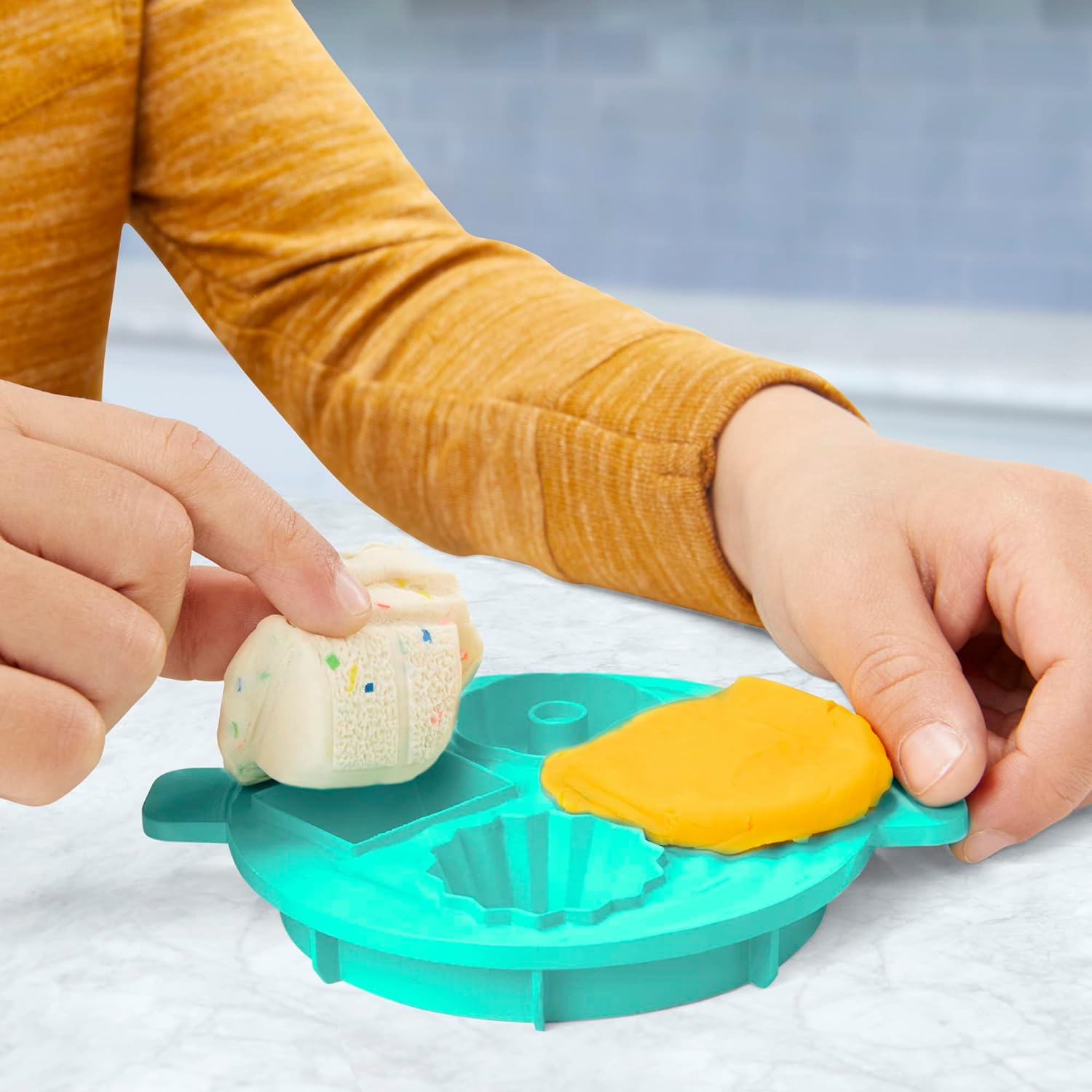 Play-Doh Kitchen Creations Magical Mixer Playset, Toy Mixer with Play Kitchen Accessories, Arts and Crafts for Children