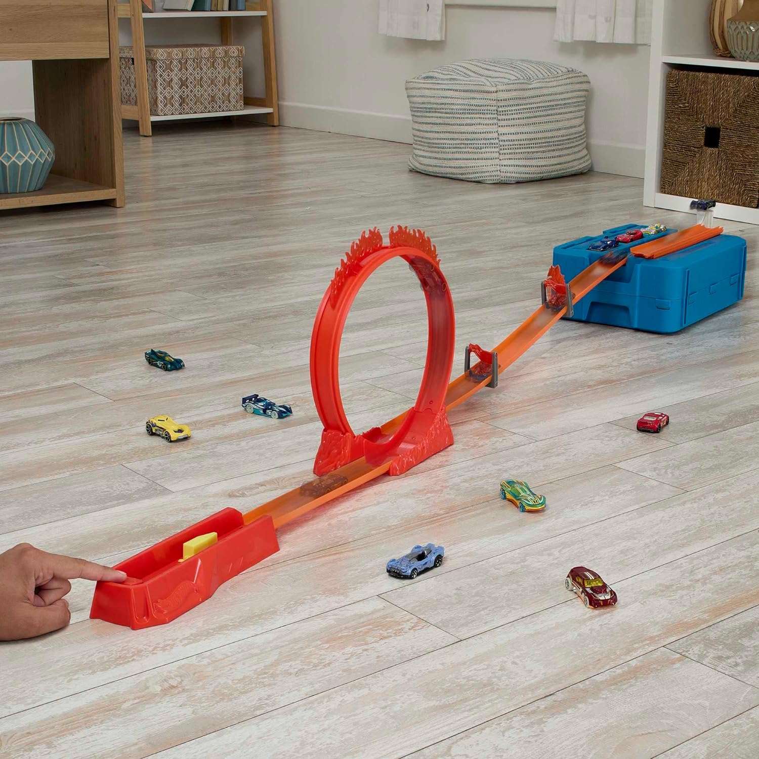 Hot Wheels Track Set, Fire-Themed Track Set & 1 Hot Wheels Car, 16 Track-Building and Stunting Components in Stackable Toy Storage Box