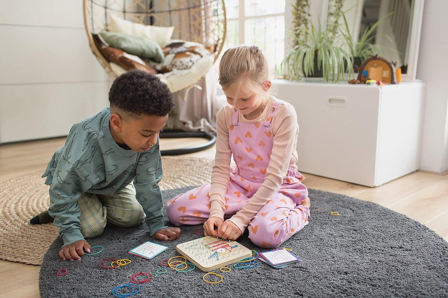 BS Toys Geoboard - Creative Toys - Wooden Toy - Elastics & Inspiration Cards Included - Toys for children Aged 4 Years and Over