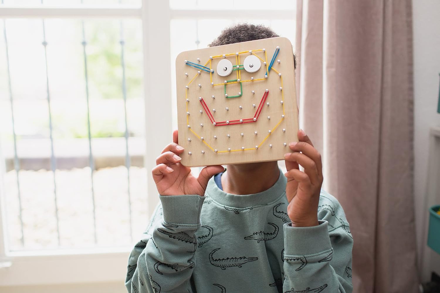 BS Toys Geoboard - Creative Toys - Wooden Toy - Elastics & Inspiration Cards Included - Toys for children Aged 4 Years and Over