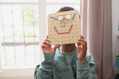 BS Toys Geoboard - Creative Toys - Wooden Toy - Elastics & Inspiration Cards Included - Toys for children Aged 4 Years and Over