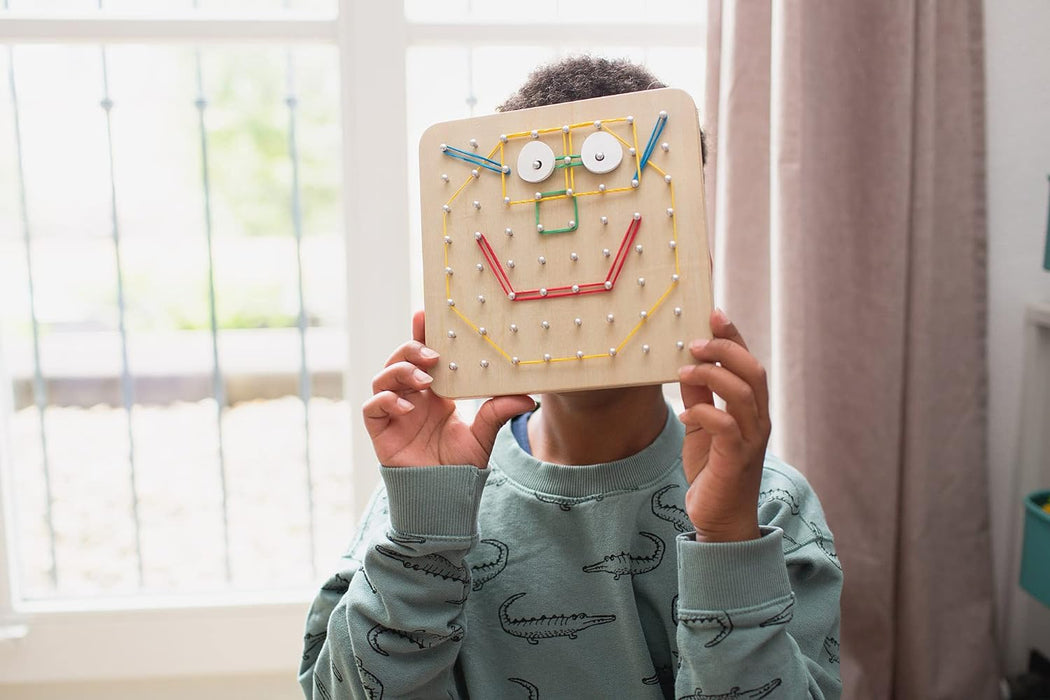 BS Toys Geoboard - Creative Toys - Wooden Toy - Elastics & Inspiration Cards Included - Toys for children Aged 4 Years and Over