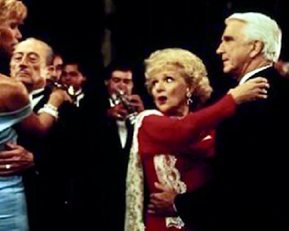 Der Unwiderstehliche - Eine zärtliche Kanone schlägt zu! / Komödie mit Leslie Nielsen und Betty White (Pidax Film-Klassiker