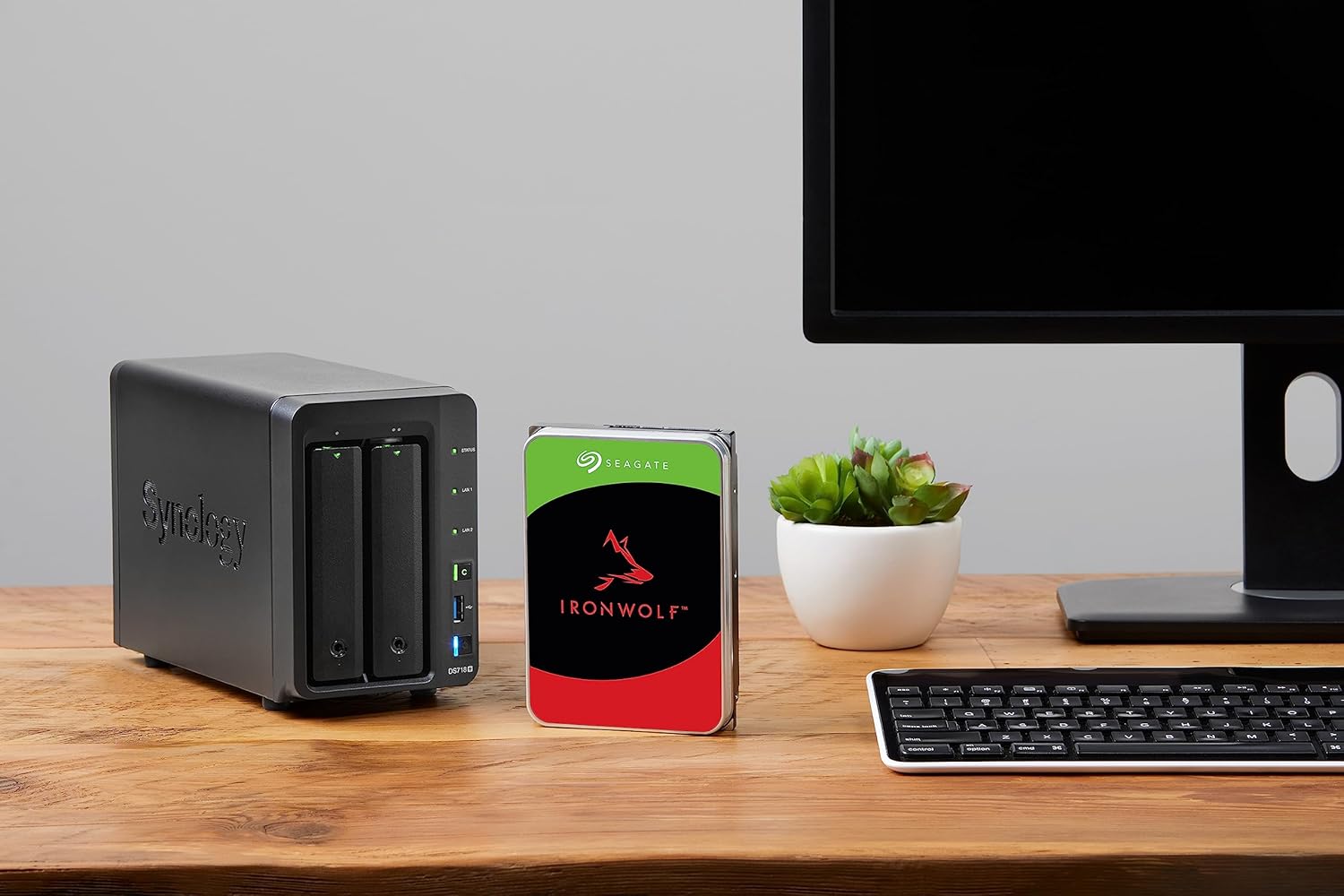 Seagate IronWolf 6 TB interne Festplatte NAS HDD, 3.5", 5400 U/Min, 256 MB Cache, SATA 6 Gb/s, silber, Data Rescue Services (ST6000VN006)