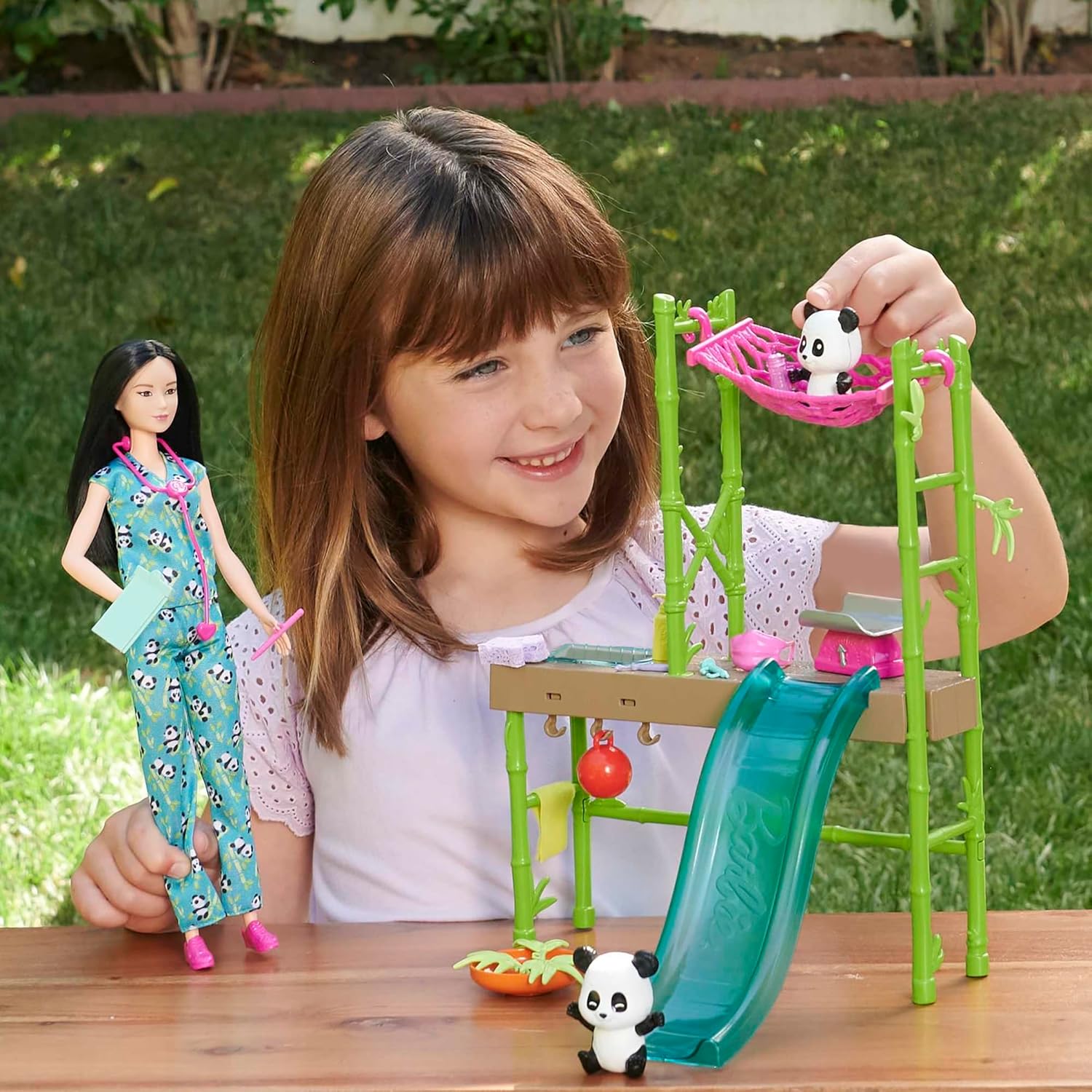 Barbie Tú Puedes ser Rescate de Pandas Muñeca asiática veterninaria con Set de Juego con Mascotas y Accesorios de Profesiones, Juguete +3 años (Mattel HKT77)