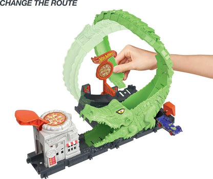Hot Wheels Track Set with 1 Hot Wheels Car, Adjustable Track that Connects to Other Sets, Gator Loop Pizza Place Playset, HKX39