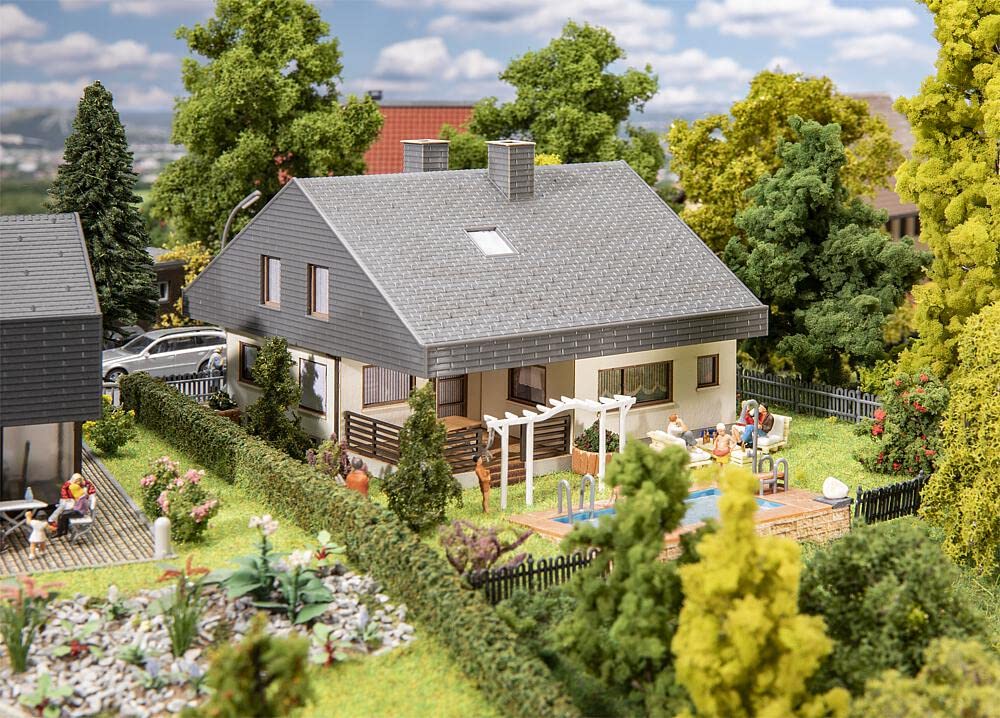 Faller 130644 Bungalow with Panel Roof