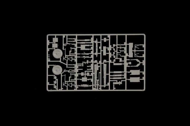 Italeri 6595 SD.Kfz. 10 DEMAG D7 with 7.5 cm Le. IG 18 and Crew, 1:35 Scale, Model Kit, Plastic Model to Assemble, Modeling, IT6595