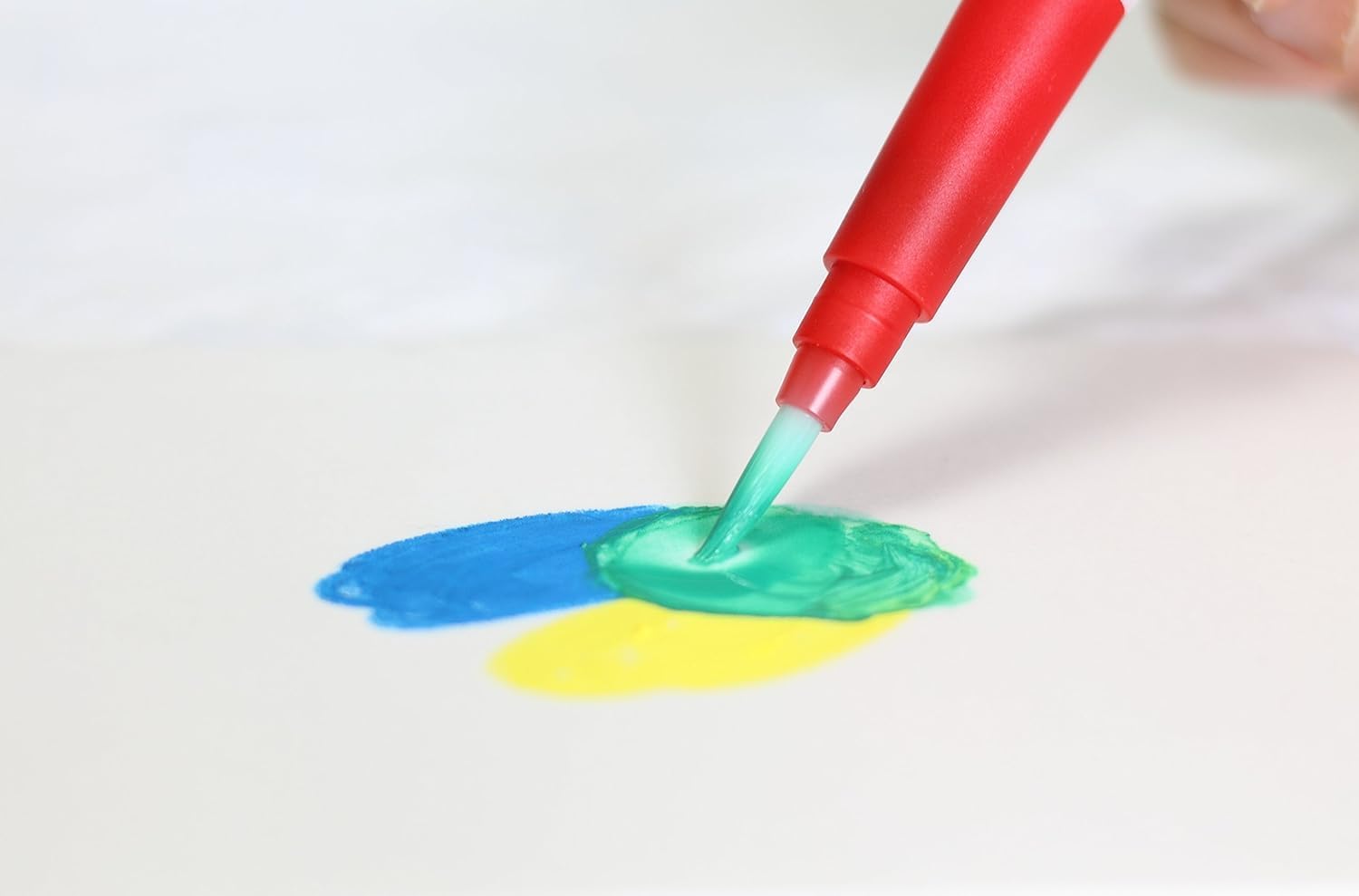 Kitpas Water Brush Pen- Lets little creatives mix and blends colours on the page